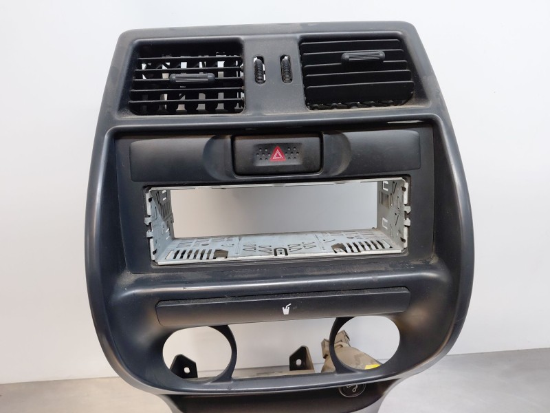 Recambio de moldura para nissan terrano ii (r20) 2.7 tdi 4wd referencia OEM IAM 682600X801  
