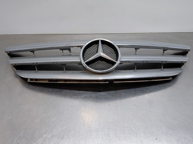 Recambio de rejilla delantera para mercedes-benz clase b (w245) standard referencia OEM IAM A1698800883  
