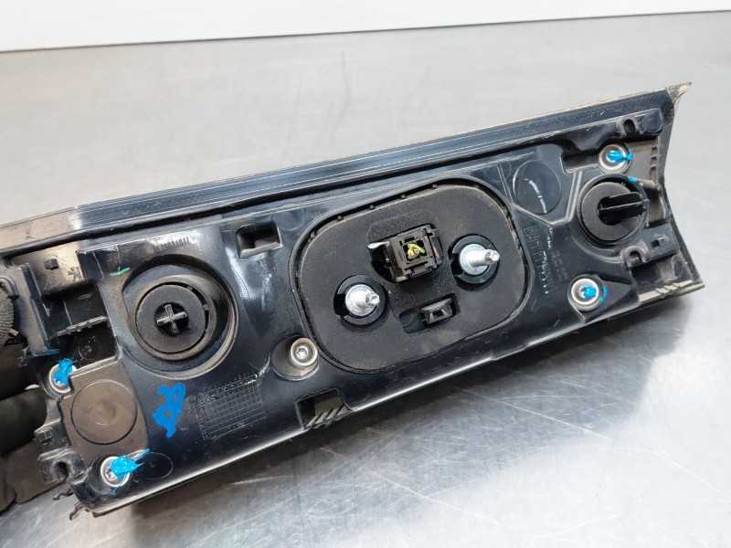 Recambio de piloto trasero derecho interior para peugeot 2008 (p2) bluehdi referencia OEM IAM 9825957180  