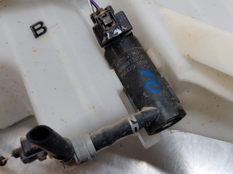 Recambio de deposito limpia para lexus ux (za10) essence referencia OEM IAM 8535576050  