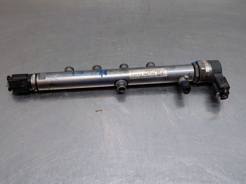 Recambio de rampa inyectora para mercedes-benz vito mixto (447) combi referencia OEM IAM A6540700095 A6540780049 