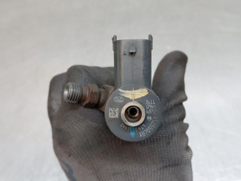 Recambio de inyector para jeep renegade suv (bu, b1, bv) 2.0 crd 4x4 referencia OEM IAM 0445110419  