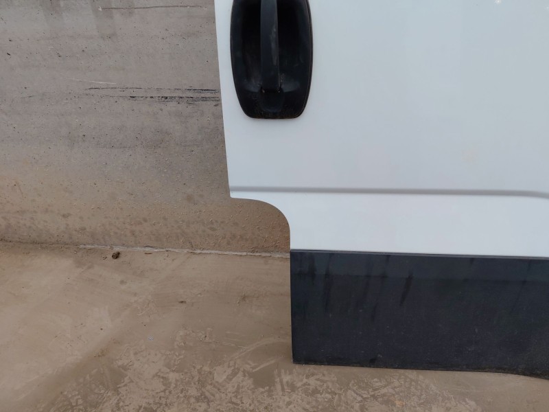 Recambio de puerta delantera derecha para iveco daily 35s16 35-160 referencia OEM IAM   