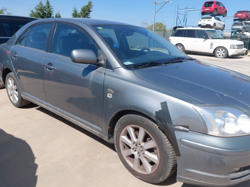 toyota avensis (_t25_) del año 2004