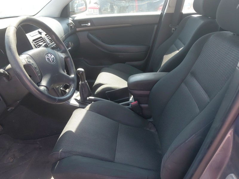 toyota avensis (_t25_) del año 2004