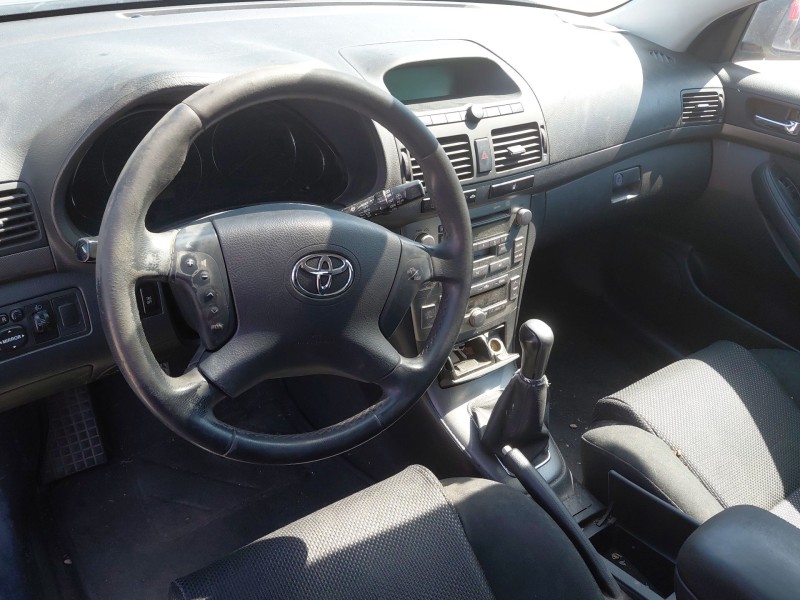 toyota avensis (_t25_) del año 2004
