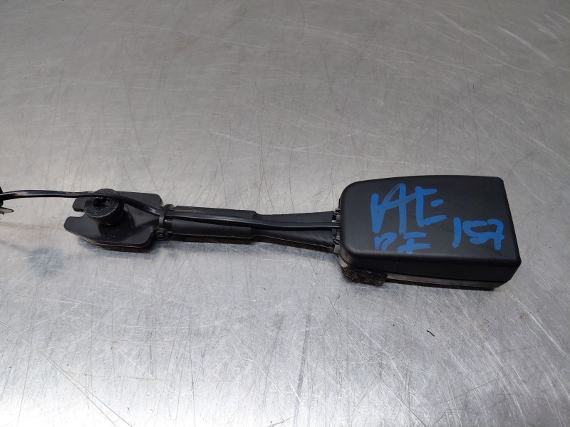 Recambio de enganche del cinturon delantero izq para iveco daily 35s16 35-160 referencia OEM IAM   