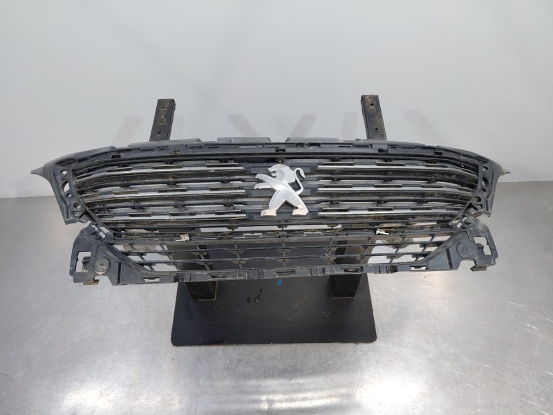 Recambio de rejilla delantera para peugeot 5008 allure referencia OEM IAM   