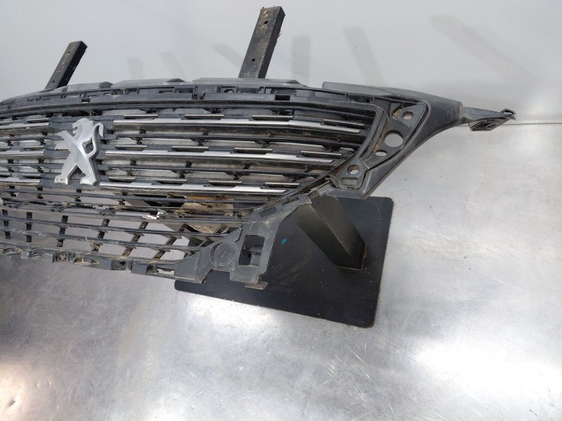 Recambio de rejilla delantera para peugeot 5008 allure referencia OEM IAM   