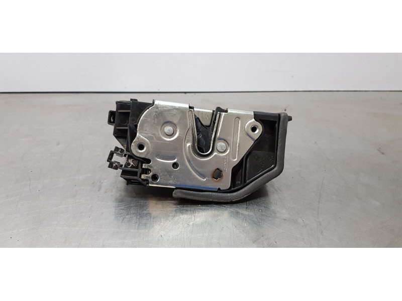 Recambio de cerradura puerta delantera derecha para bmw serie 1 berlina (e81/e87) 123d referencia OEM IAM 7202146  