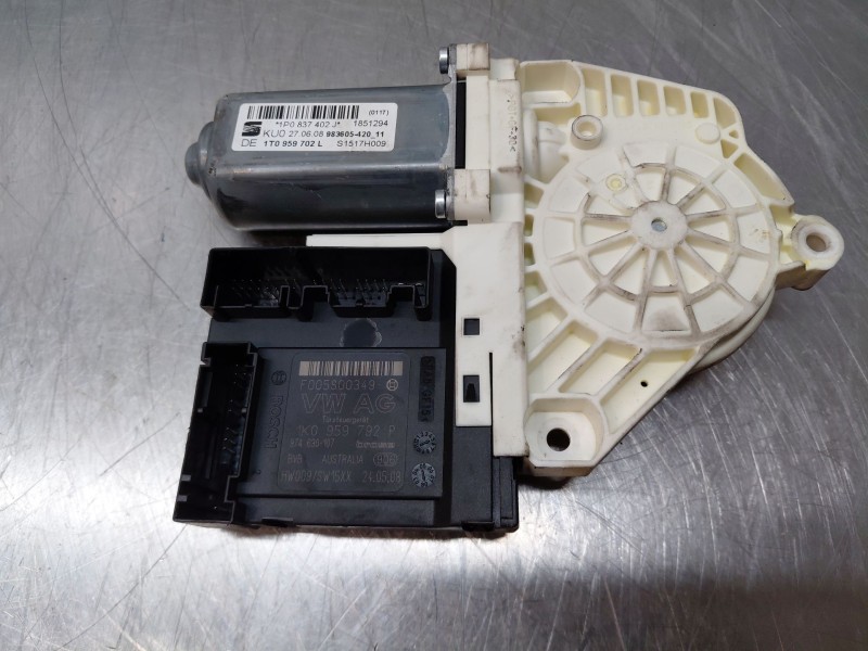 Recambio de motor elevalunas delantero derecho para seat leon (1p1) 1.9 tdi referencia OEM IAM   