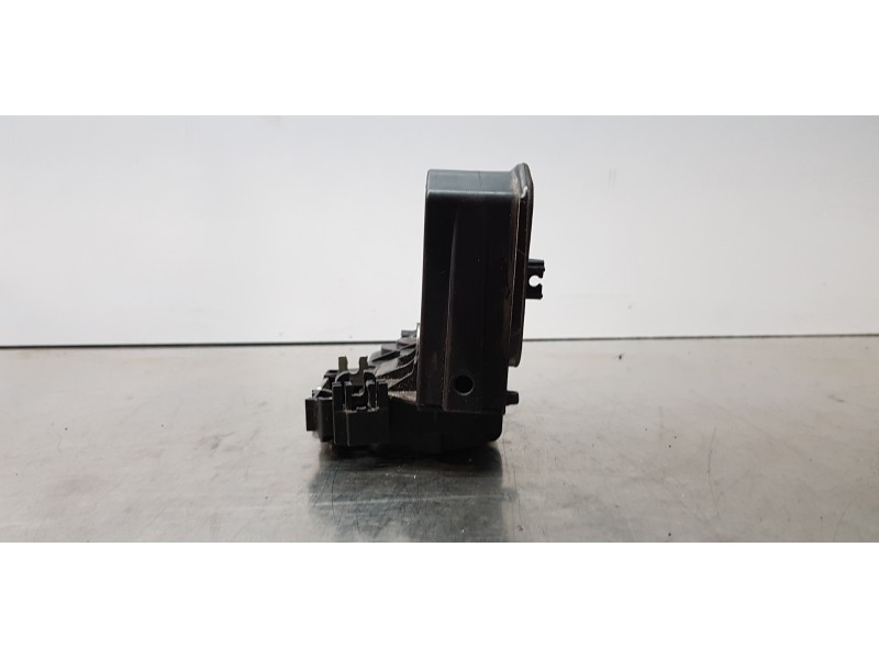 Recambio de cerradura puerta trasera derecha para bmw serie 1 berlina (e81/e87) 123d referencia OEM IAM 7202148  