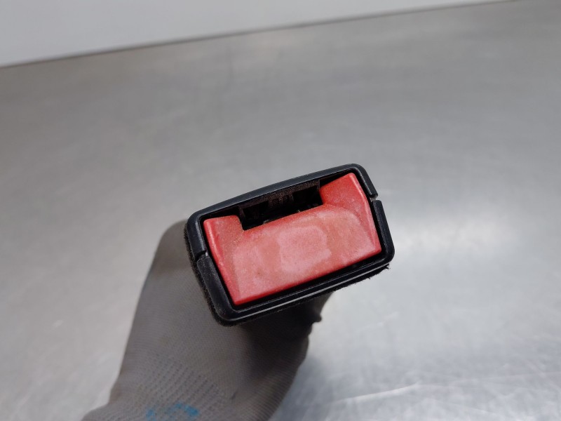 Recambio de enganche del cinturon delantero der para peugeot 5008 allure referencia OEM IAM 98095024XX  