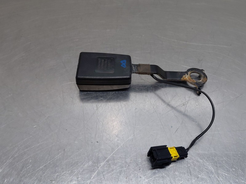 Recambio de enganche del cinturon trasero der para peugeot 5008 allure referencia OEM IAM 9809500180  