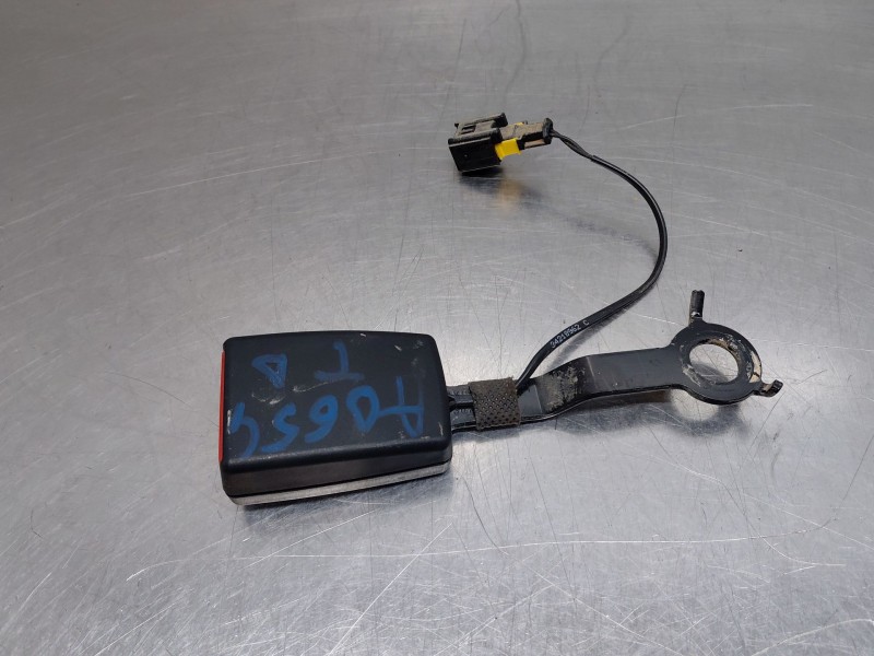 Recambio de enganche del cinturon trasero der para peugeot 5008 allure referencia OEM IAM 9809500180  