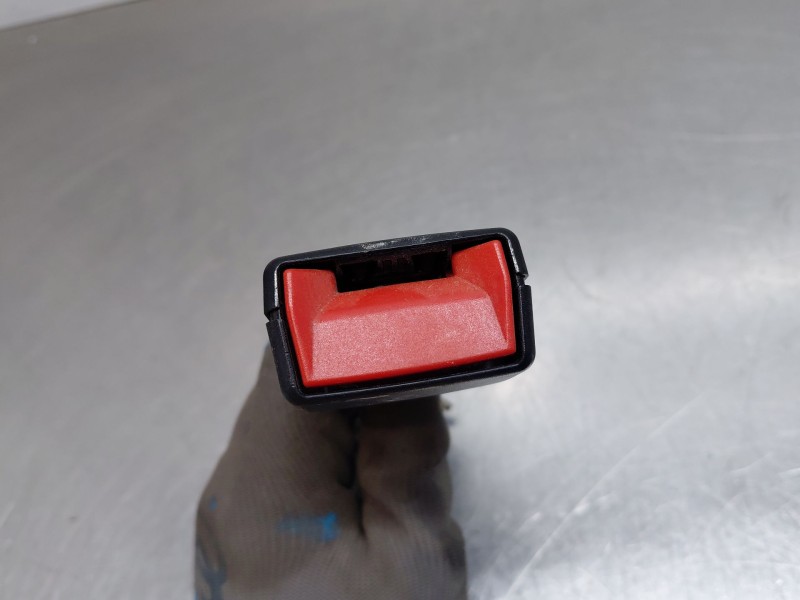 Recambio de enganche del cinturon trasero der para peugeot 5008 allure referencia OEM IAM 9809500180  