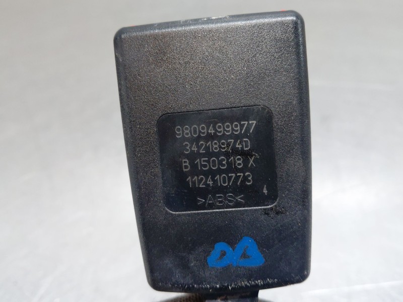 Recambio de enganche del cinturon trasero der para peugeot 5008 allure referencia OEM IAM 9809500180  