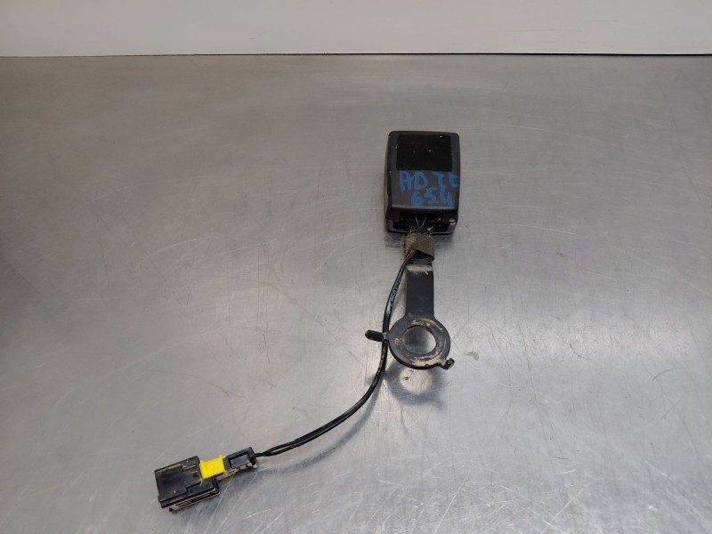 Recambio de enganche del cinturon trasero izq para peugeot 5008 allure referencia OEM IAM 9809500280  