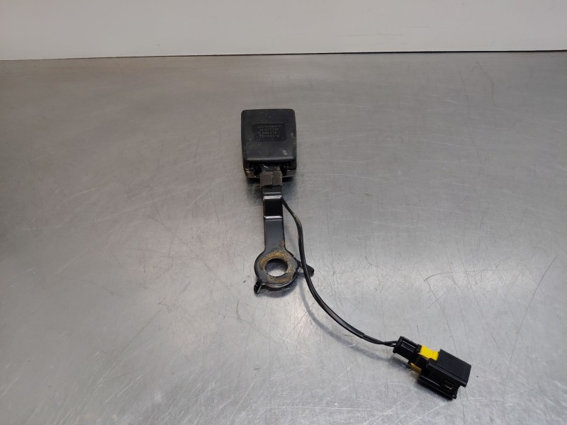 Recambio de enganche del cinturon trasero izq para peugeot 5008 allure referencia OEM IAM 9809500280  
