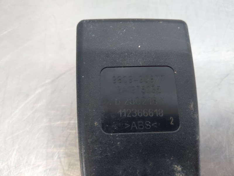 Recambio de enganche del cinturon trasero izq para peugeot 5008 allure referencia OEM IAM 9809500280  