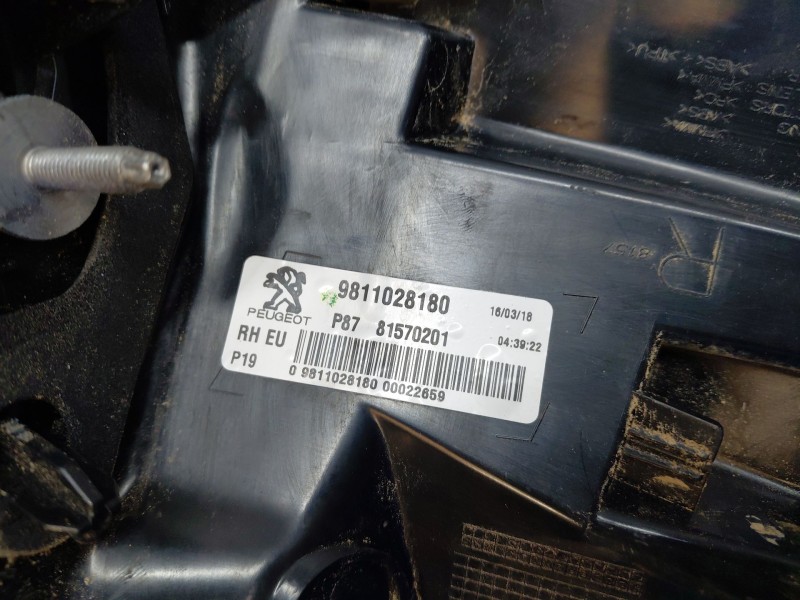 Recambio de piloto trasero derecho para peugeot 5008 allure referencia OEM IAM 9811028180  