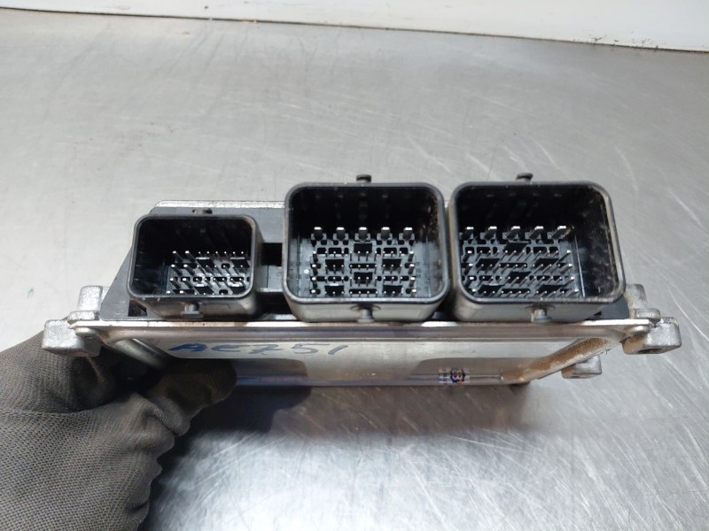 Recambio de centralita motor uce para citroën c4 cactus 1.2 vti 82 referencia OEM IAM 9805895780  