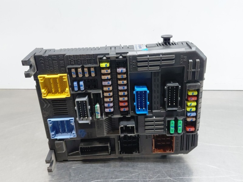 Recambio de caja reles / fusibles para citroën c4 cactus shine referencia OEM IAM 9830707680  