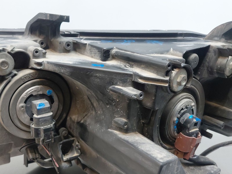 Recambio de faro derecho para mitsubishi outlander ii (cw_w) 2.0 di-d (cw8w) referencia OEM IAM 8301A160  