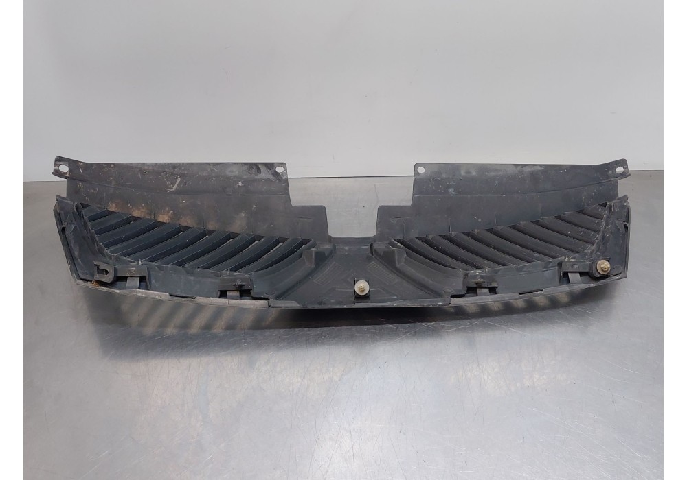 Recambio de rejilla delantera para mitsubishi outlander ii (cw_w) 2.0 di-d (cw8w) referencia OEM IAM 7450A037HB  