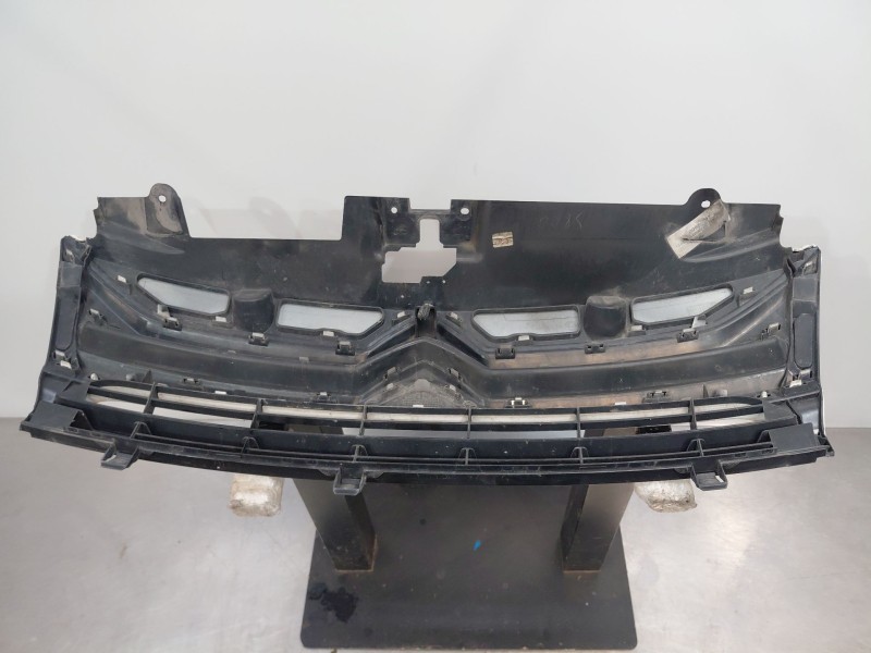 Recambio de rejilla delantera para citroën jumpy ii caja/chasis 2.0 hdi 125 referencia OEM IAM 1608225180  