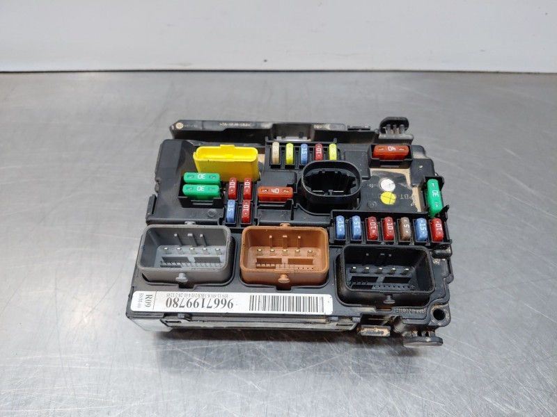 Recambio de caja reles / fusibles para citroën c3 picasso attract referencia OEM IAM 9667199780  
