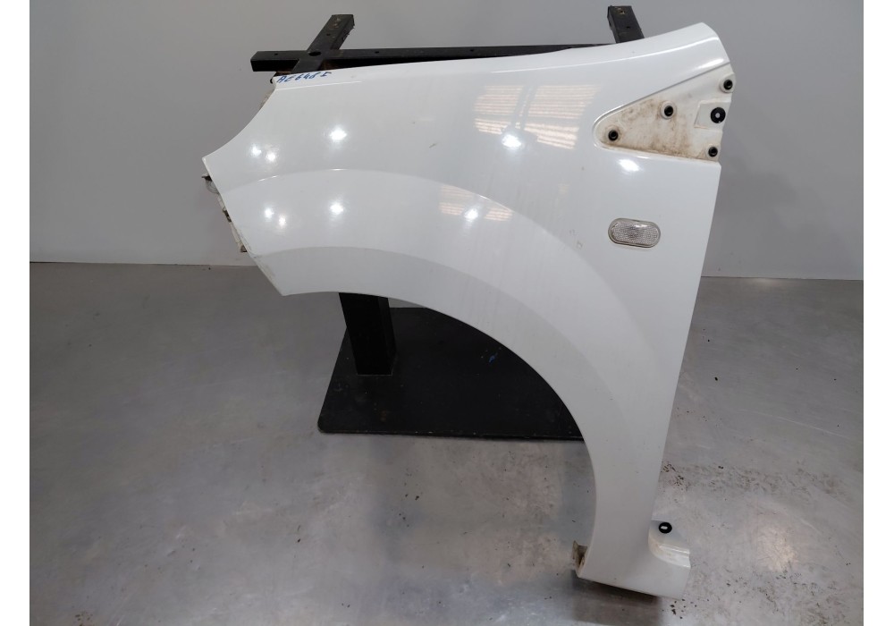 Recambio de aleta delantera izquierda para renault twingo ii (cn0_) 1.2 16v (cn04, cn0a, cn0b) referencia OEM IAM   