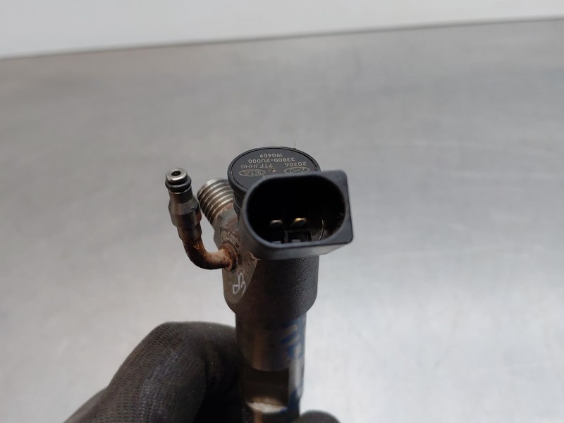 Recambio de inyector para kia sportage drive referencia OEM IAM 338002u000  