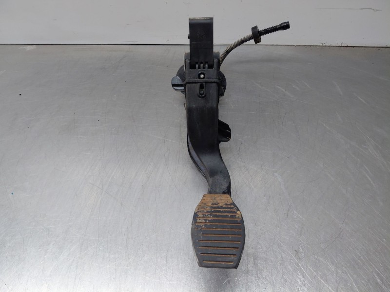 Recambio de pedal embrague para opel corsa e design referencia OEM IAM 39011432  