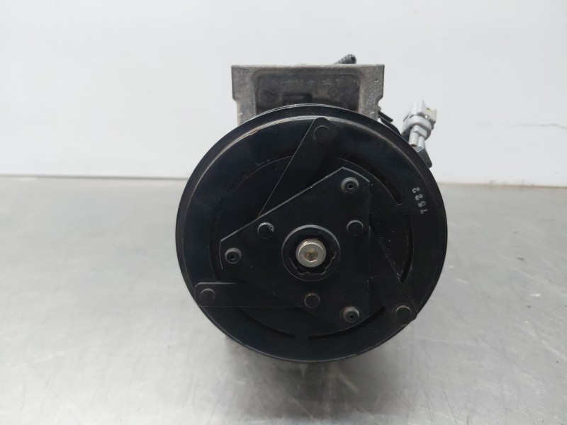 Recambio de compresor aire acondicionado para renault captur techno referencia OEM IAM 926000734R  