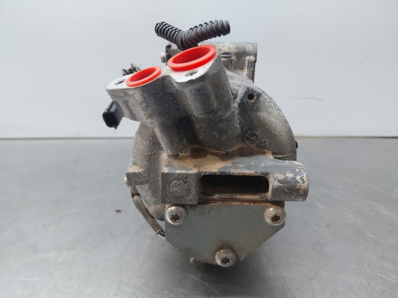 Recambio de compresor aire acondicionado para renault captur techno referencia OEM IAM 926000734R  