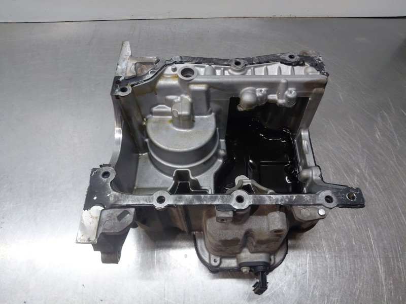 Recambio de carter para renault captur techno referencia OEM IAM 111104122R  