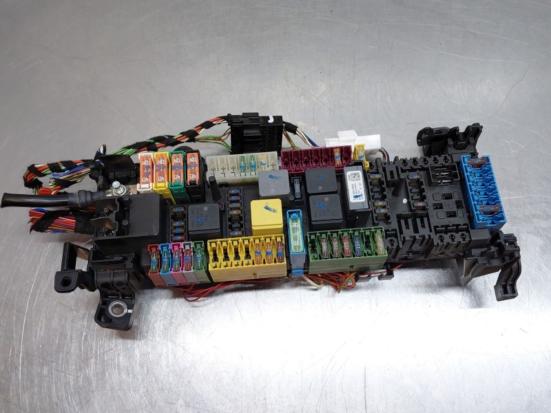 Recambio de caja reles / fusibles para mercedes-benz clase gla (w156) 200 d referencia OEM IAM A2465402614  