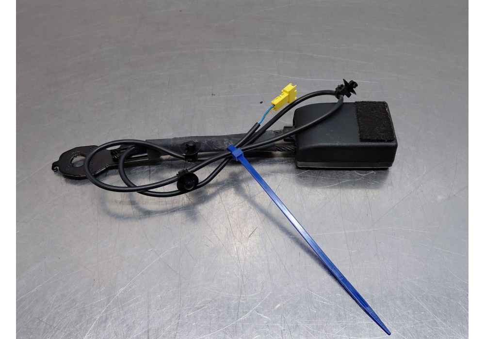 Recambio de enganche del cinturon delantero izq para mercedes-benz clase gla (w156) 200 d referencia OEM IAM A2478600169  