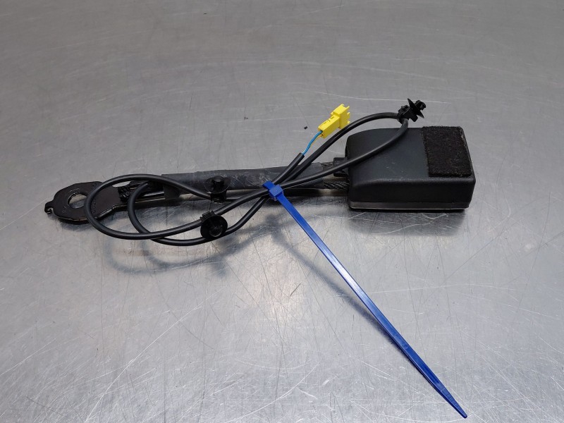 Recambio de enganche del cinturon delantero izq para mercedes-benz clase gla (w156) 200 d referencia OEM IAM A2478600169  