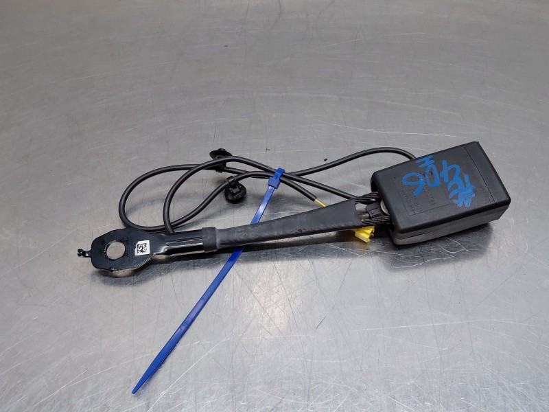 Recambio de enganche del cinturon delantero izq para mercedes-benz clase gla (w156) 200 d referencia OEM IAM A2478600169  