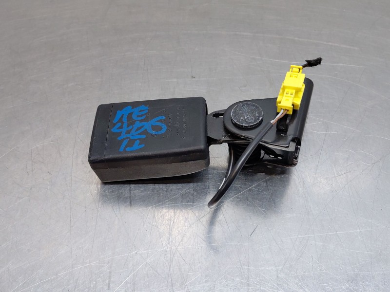 Recambio de enganche del cinturon trasero izq para mercedes-benz clase gla (w156) 200 d referencia OEM IAM A1768600369  