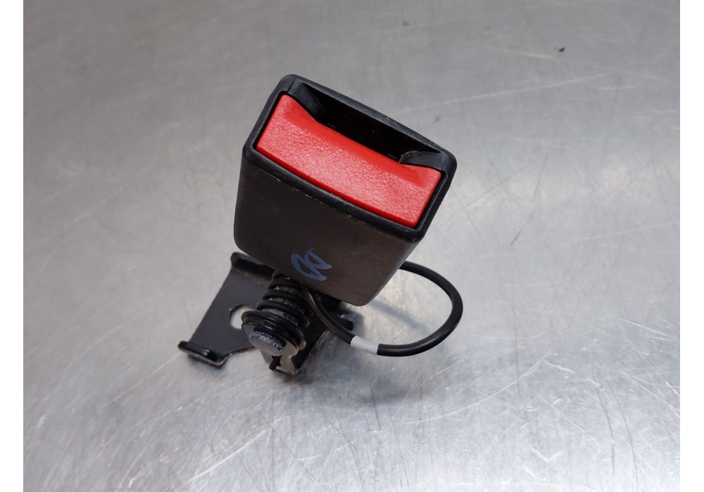 Recambio de enganche del cinturon trasero izq para mercedes-benz clase gla (w156) 200 d referencia OEM IAM A1768600369  