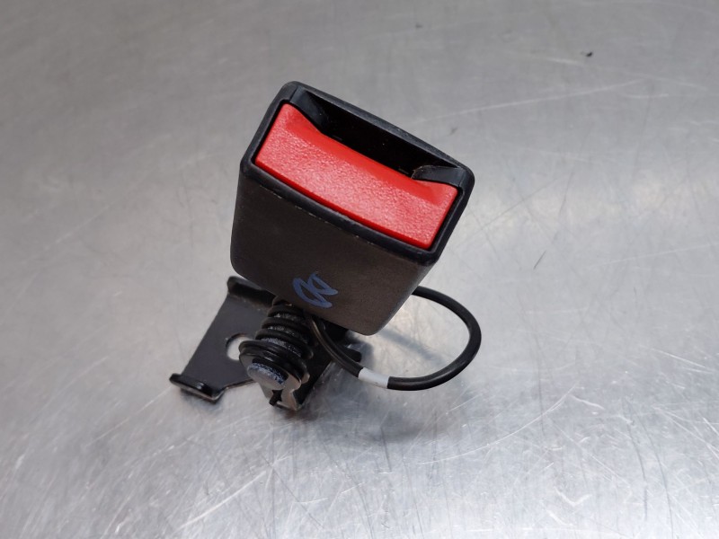 Recambio de enganche del cinturon trasero izq para mercedes-benz clase gla (w156) 200 d referencia OEM IAM A1768600369  