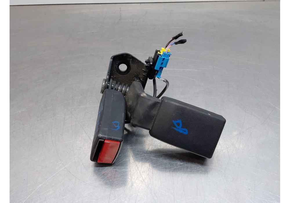 Recambio de enganche del cinturon trasero der para mercedes-benz clase gla (w156) 200 d referencia OEM IAM A1768600469  