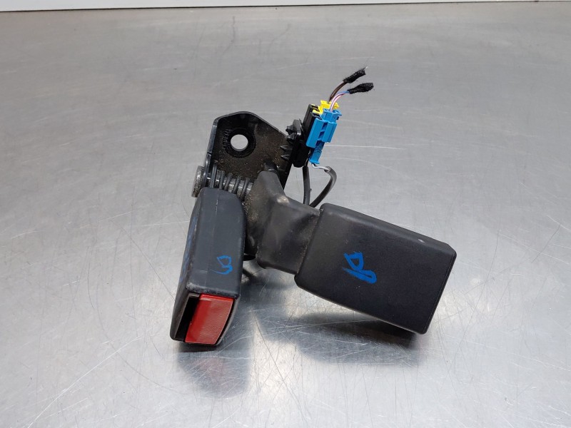 Recambio de enganche del cinturon trasero der para mercedes-benz clase gla (w156) 200 d referencia OEM IAM A1768600469  