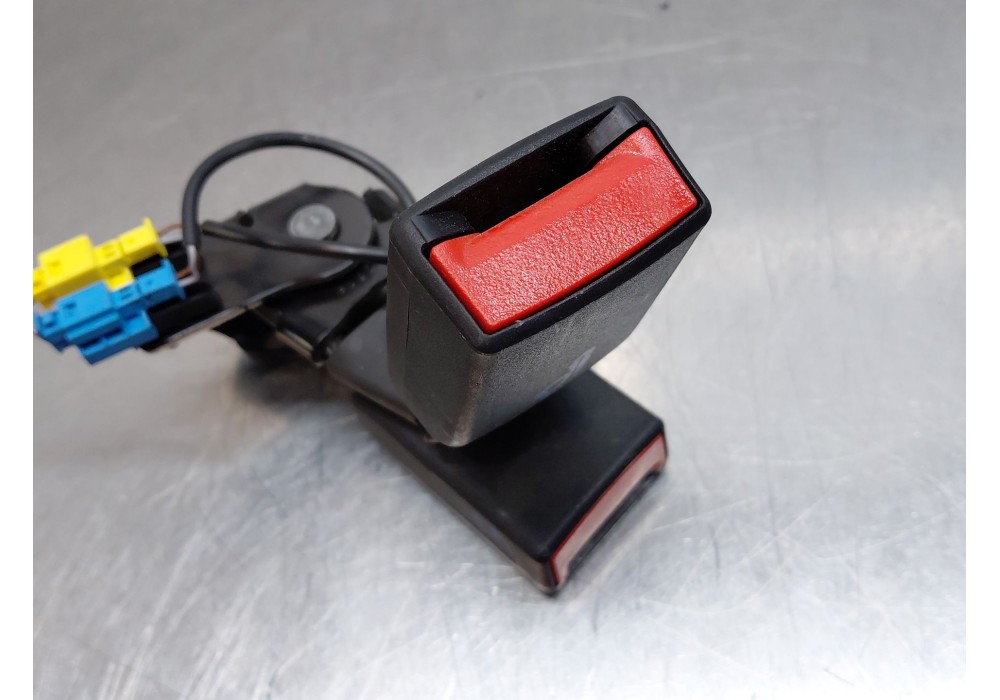 Recambio de enganche del cinturon trasero der para mercedes-benz clase gla (w156) 200 d referencia OEM IAM A1768600469  