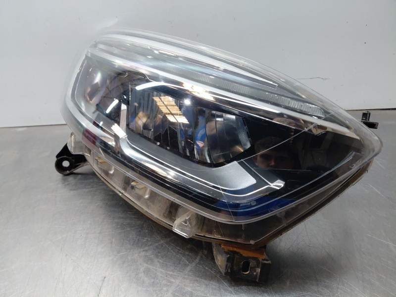 Recambio de faro derecho para renault captur techno referencia OEM IAM 260109006R  