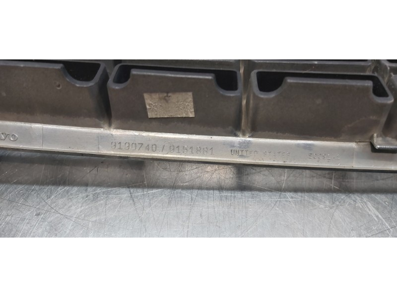 Recambio de rejilla delantera para volvo s60 berlina 2.4 t / 2.5 t referencia OEM IAM 9151881  