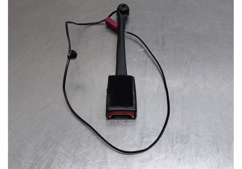 Recambio de enganche del cinturon delantero izq para ford focus iii 1.6 tdci referencia OEM IAM 1852180  